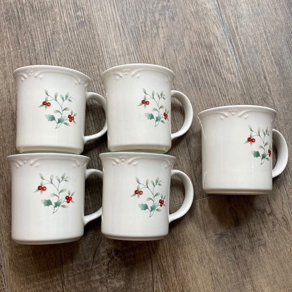 Pfaltzgraff Winterberry Christmas Coffee Mugs Set of 5 Holly Berry Stoneware 4in